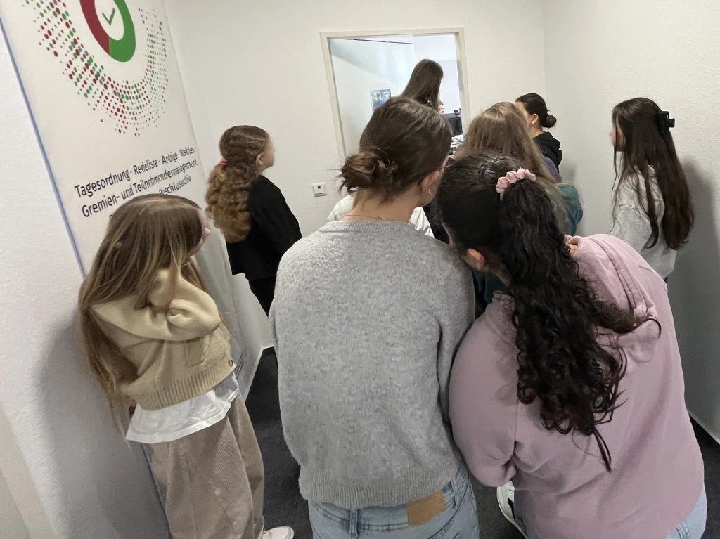 Sch�lerinnen schauen in ein B�ro